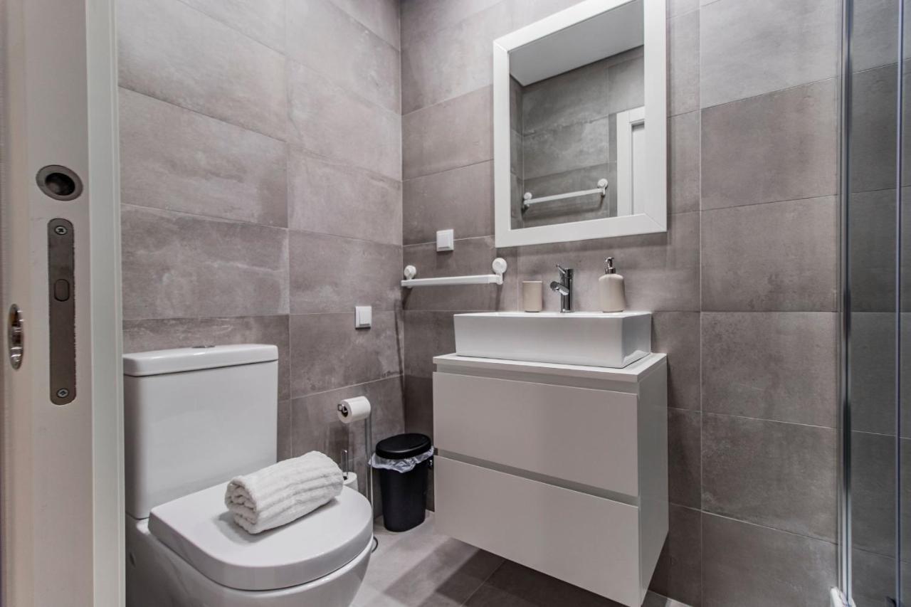 Sweet Studio Apartment W/ Big Balcony By Lovelystay Porto Buitenkant foto