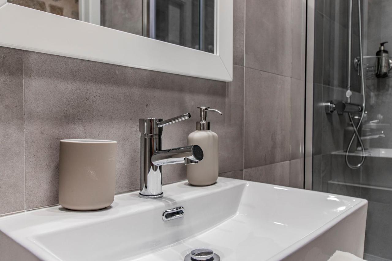 Sweet Studio Apartment W/ Big Balcony By Lovelystay Porto Buitenkant foto